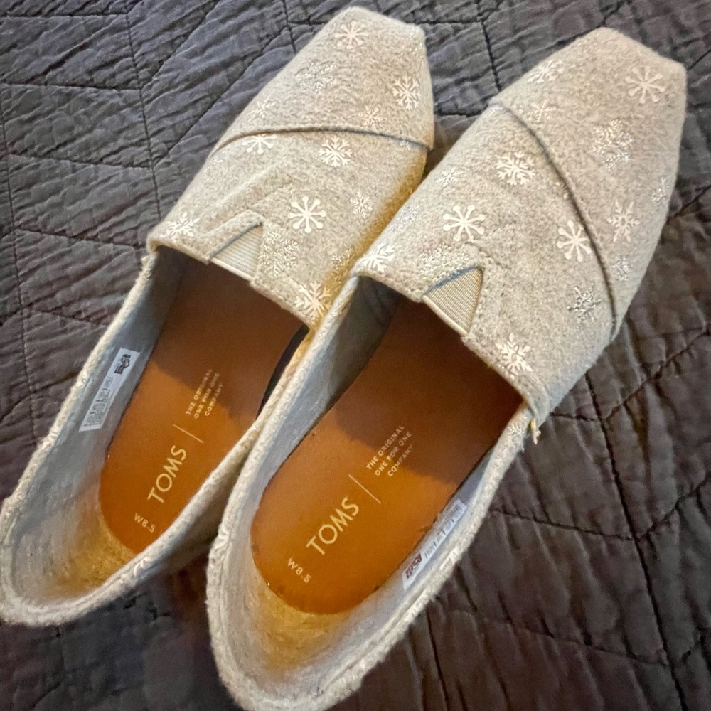 Women Snowflake TOMs size 8.5